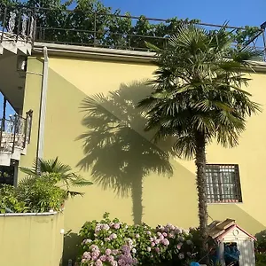 Xhou's Hostel